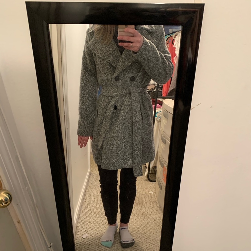 Beautiful button down peacoat with tying waistband